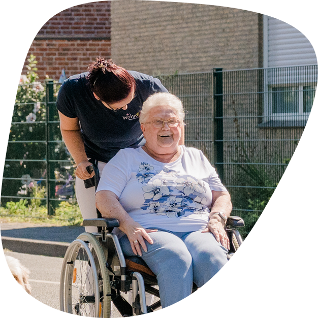 Seniorin in der Tagespflege / den betreuten Wohngruppen von Wohnfit mit Pflegedienstleitung Julia Tünte
